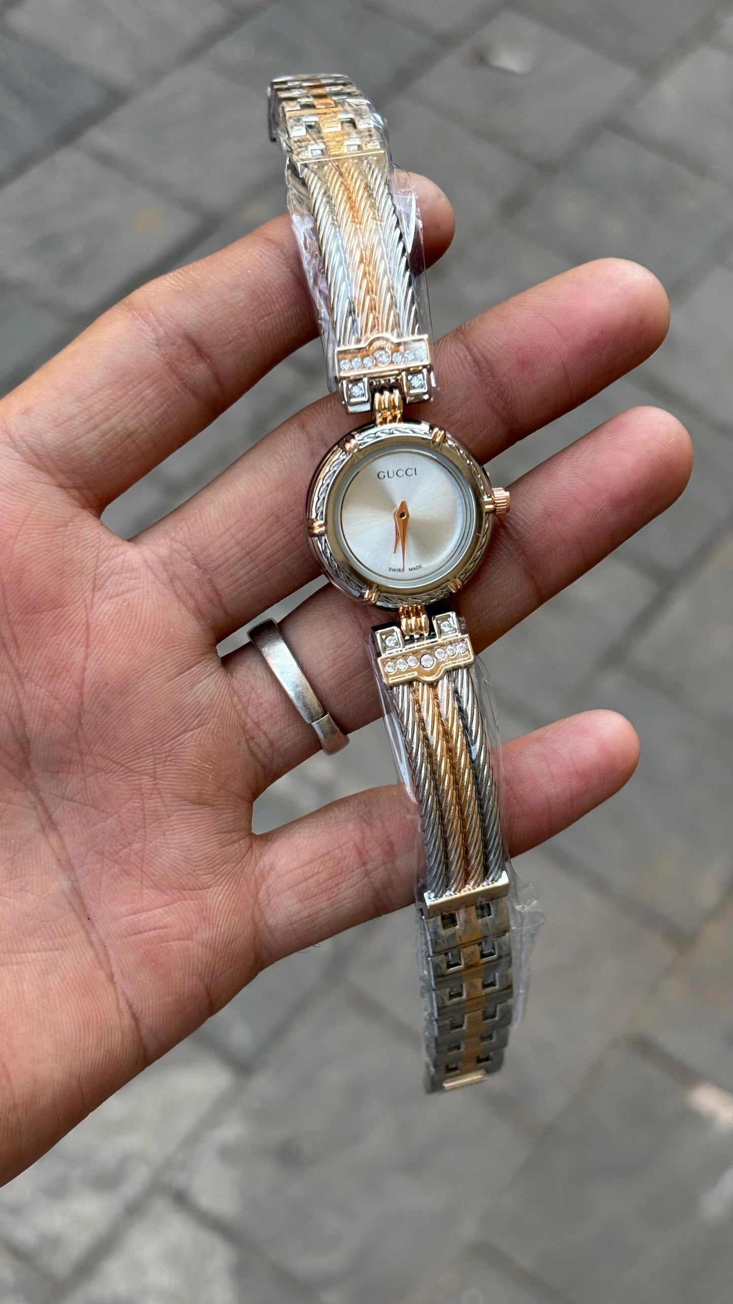 Gu-c-ci White Dial Analog Metal Belt Women's Watch