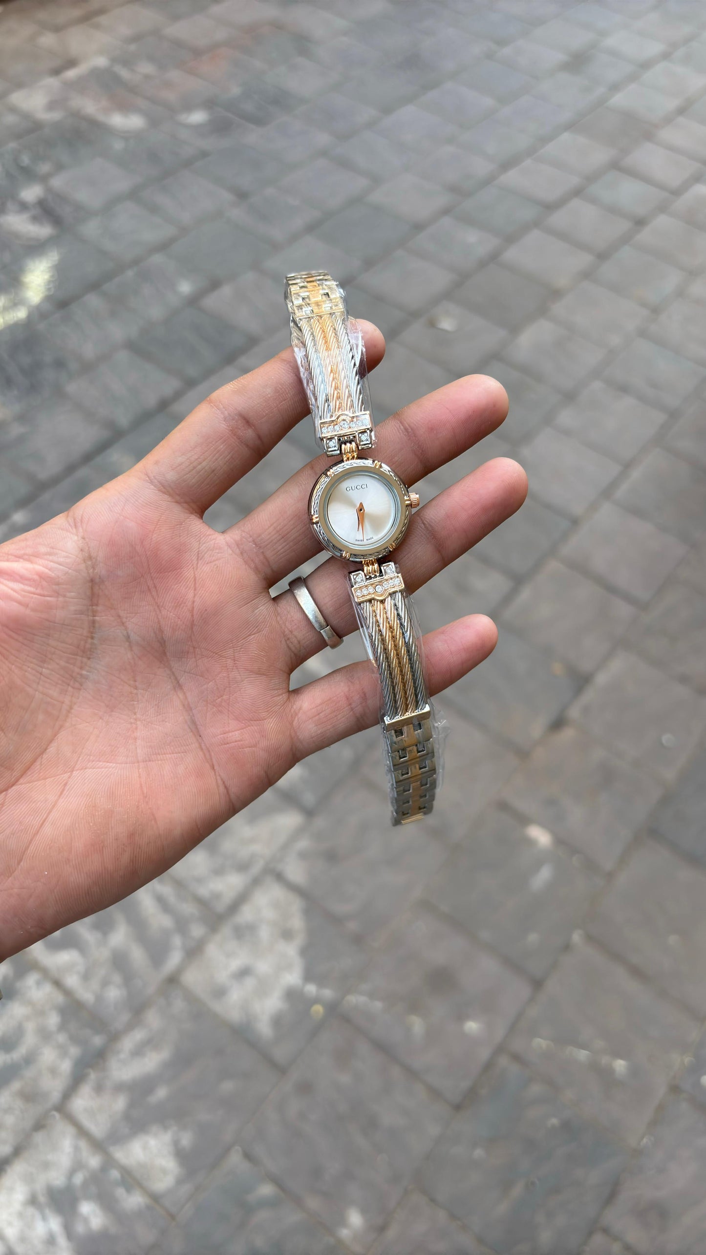 Gu-c-ci White Dial Analog Metal Belt Women's Watch